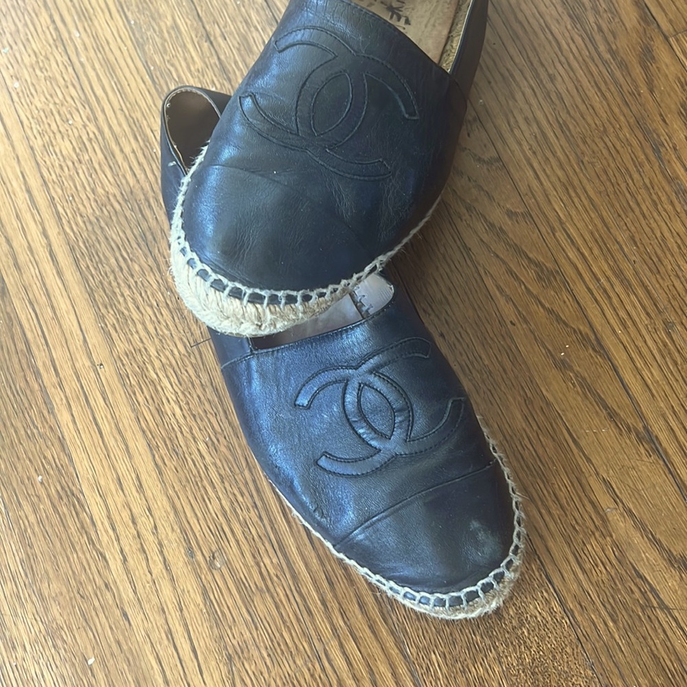 Classic and iconic Chanel Espridrills in black. Size 41.